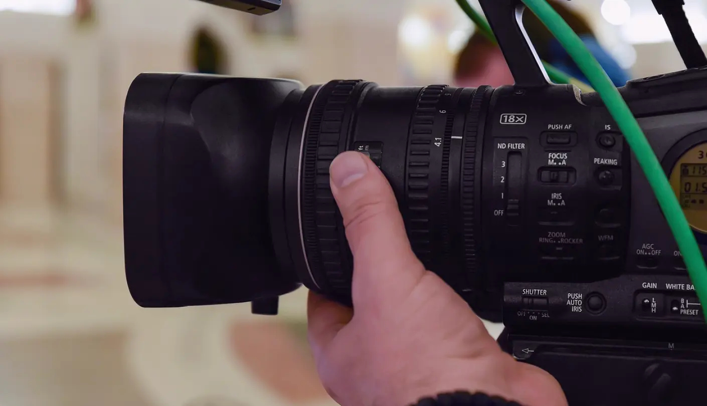 Briefing a Camera Operator for a Live News Bulletin: A Practical Guide